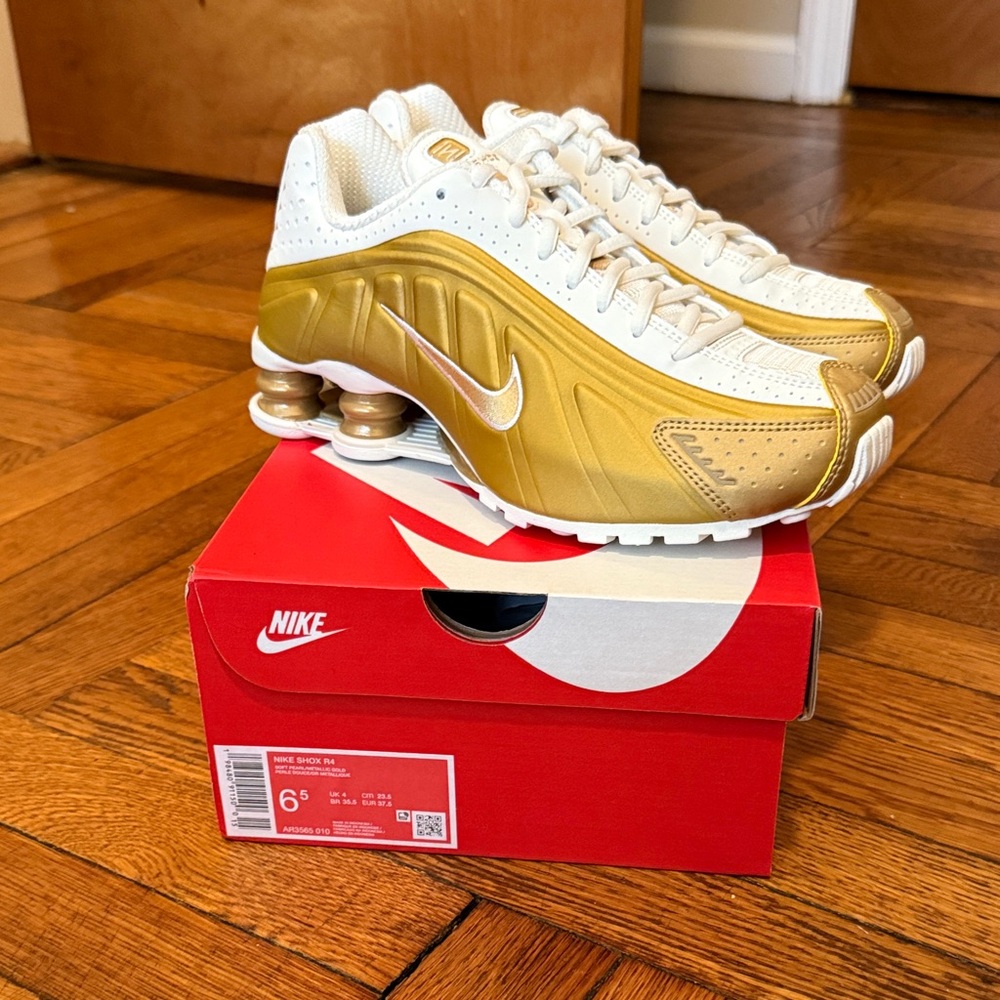 Nike Gold and White Sneakers Shox R4